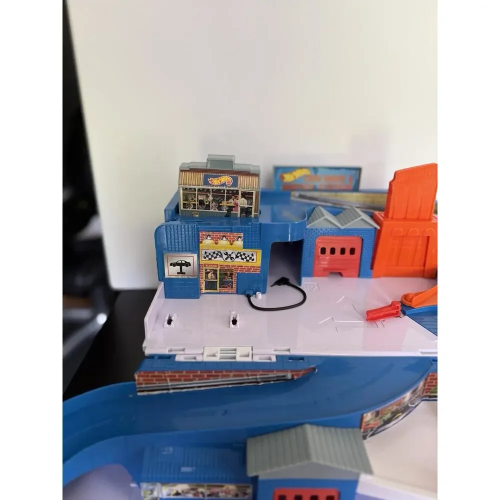 2015 Mattel Hot Wheels Stow and Go Folding Race Track Service Station DMW90